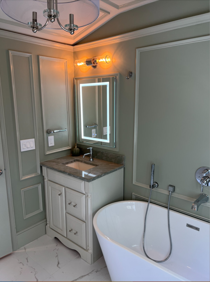 Luxurious Classic Main Bathroom