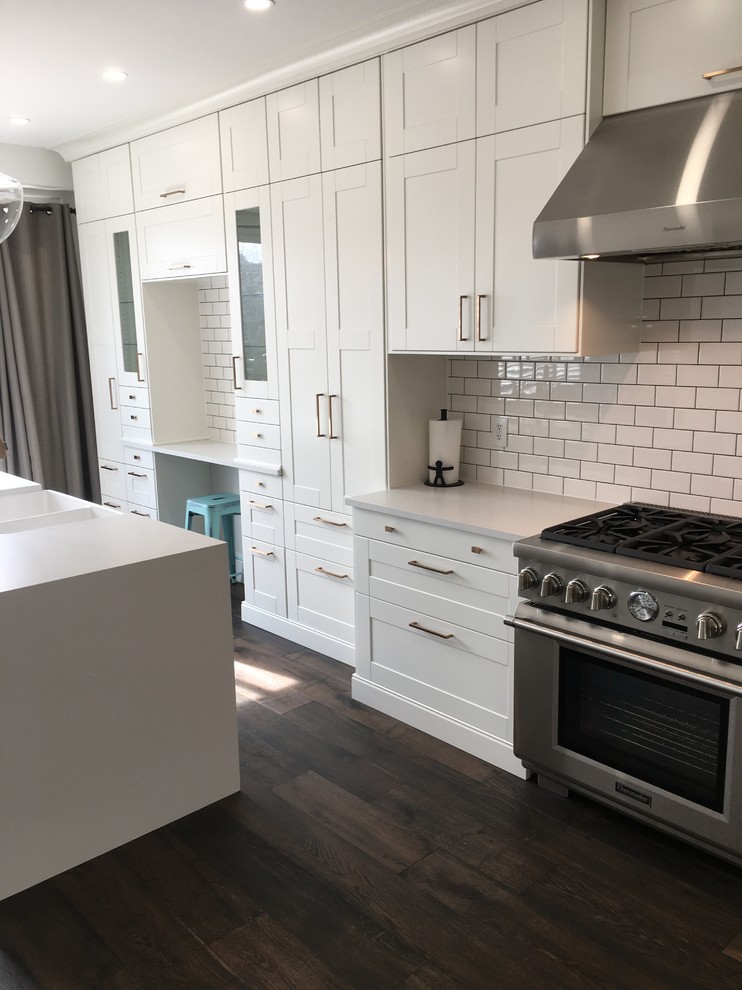 Kitchen - modern kitchen idea in Toronto