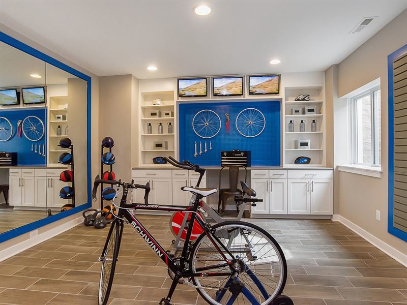 Design ideas for a transitional home gym in Indianapolis.