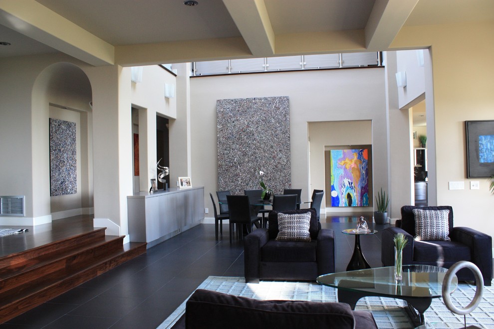 This is an example of a contemporary family room in Los Angeles.