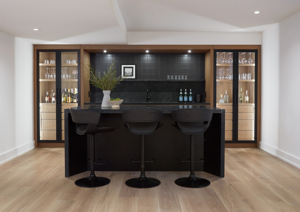 Imagen de bar en casa contemporáneo de tamaño medio con suelo de madera clara y suelo marrón