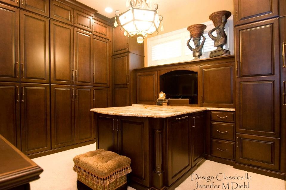 Huge transitional home design photo