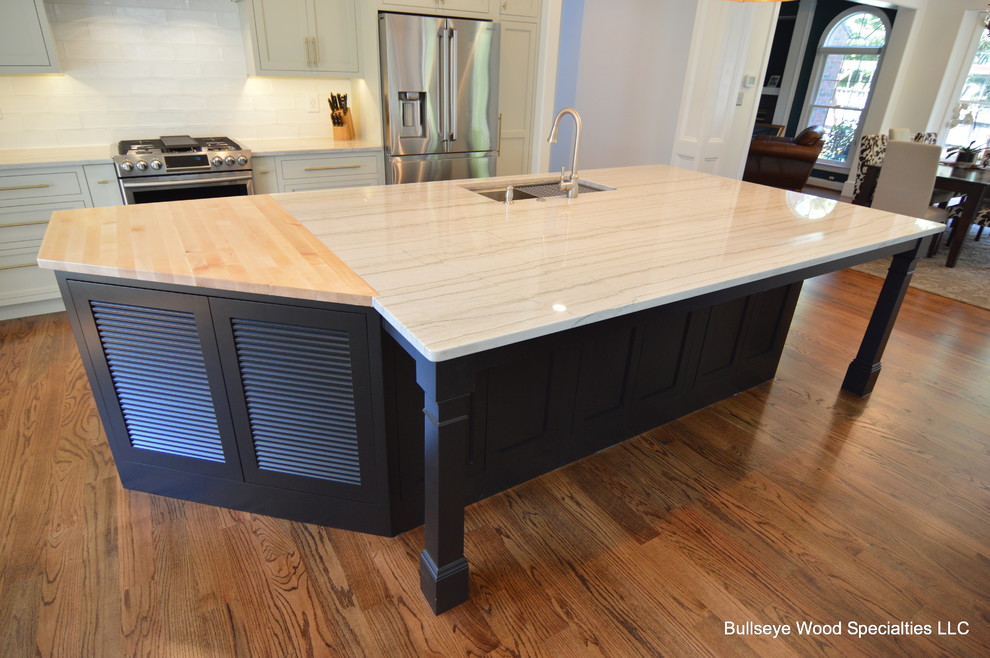 Example of a large transitional u-shaped medium tone wood floor and brown floor eat-in kitchen design in DC Metro with a single-bowl sink, shaker cabinets, gray cabinets, quartzite countertops, white backsplash, ceramic backsplash, stainless steel appliances, an island and white countertops