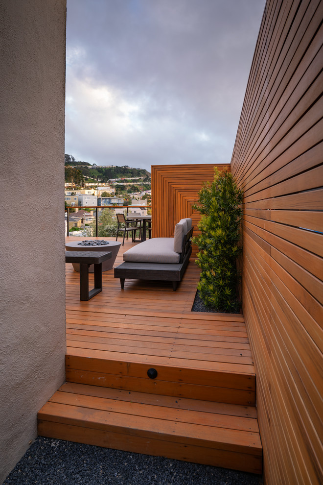 Photo of a small modern backyard deck in San Francisco with a fire feature.