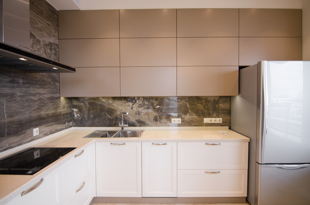 Бело-серая кухня в современном стиле