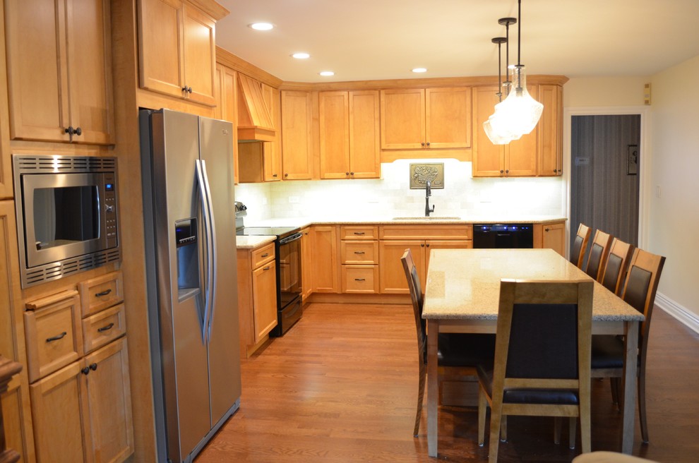 Transitional kitchen photo in Chicago