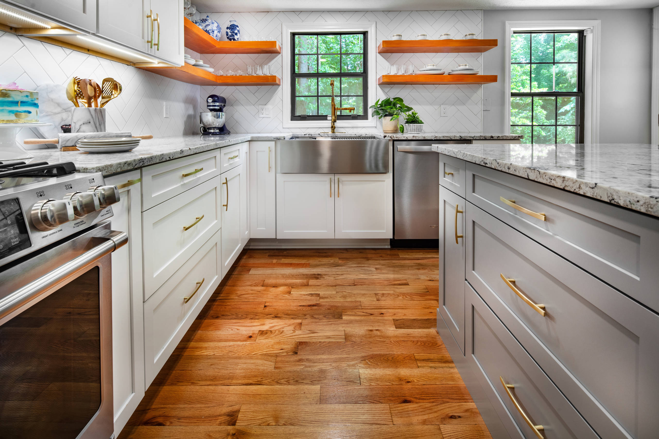Kitchen With A Splash of Color!