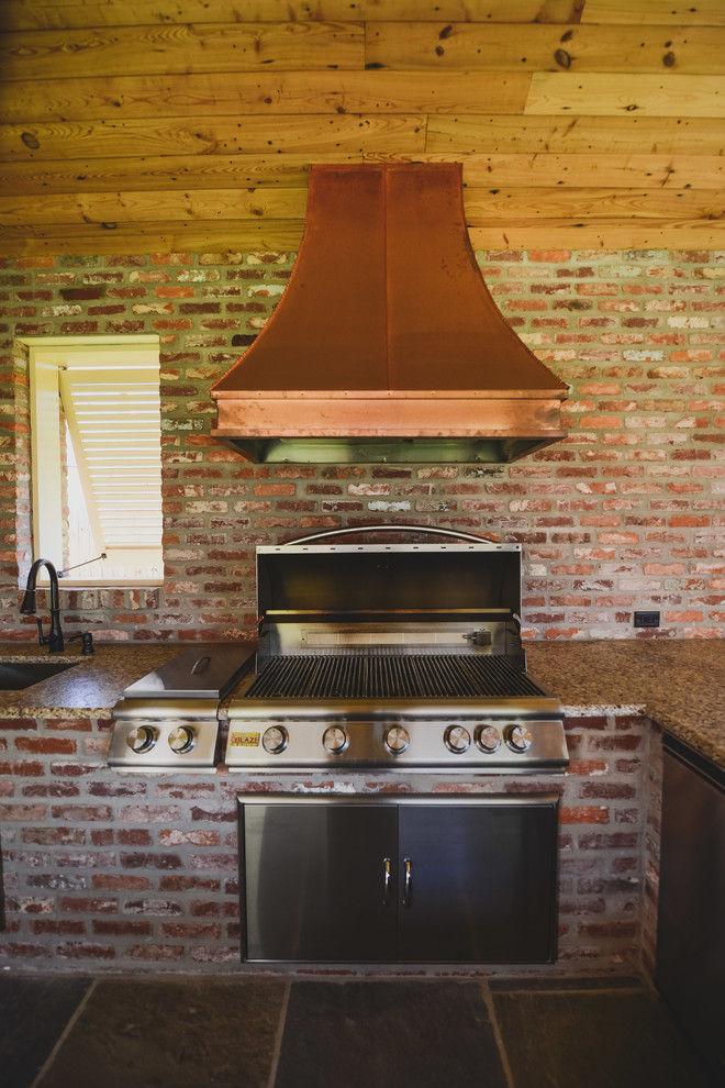 Inspiration for a rustic landscaping in New Orleans.