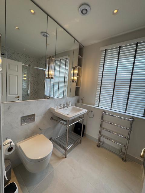 Warm Terraced House traditional-bathroom