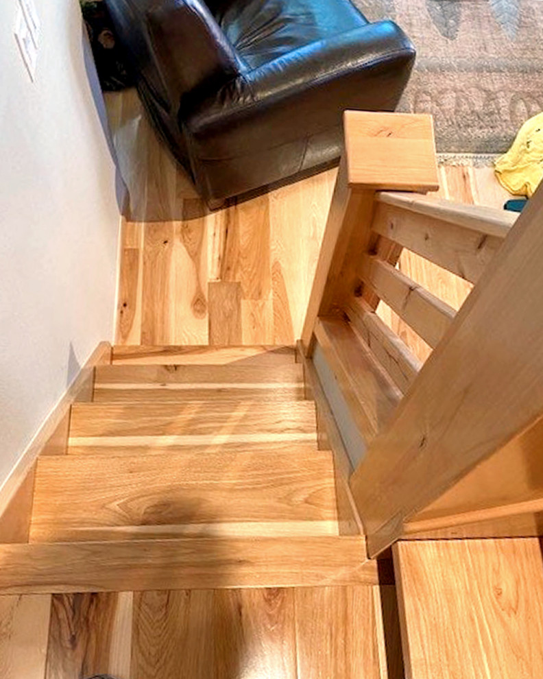 Réalisation d'un petit escalier chalet en L et bois avec des marches en bois, des contremarches en bois et un garde-corps en bois.