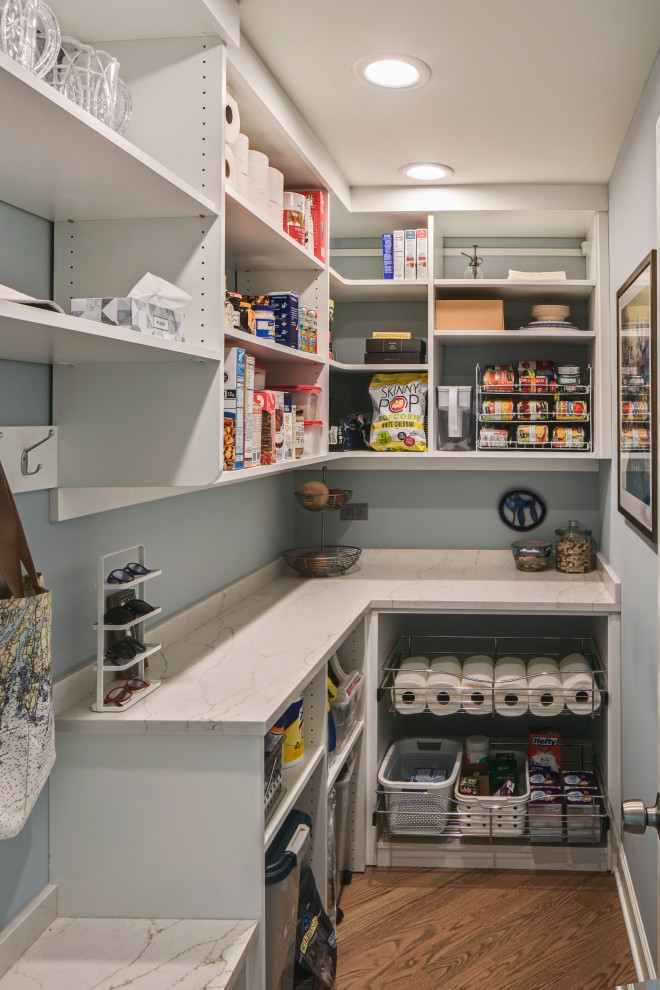 Example of a mid-sized transitional l-shaped medium tone wood floor and brown floor open concept kitchen design in Chicago with an undermount sink, shaker cabinets, medium tone wood cabinets, quartz countertops, white backsplash, ceramic backsplash, stainless steel appliances, an island and white countertops