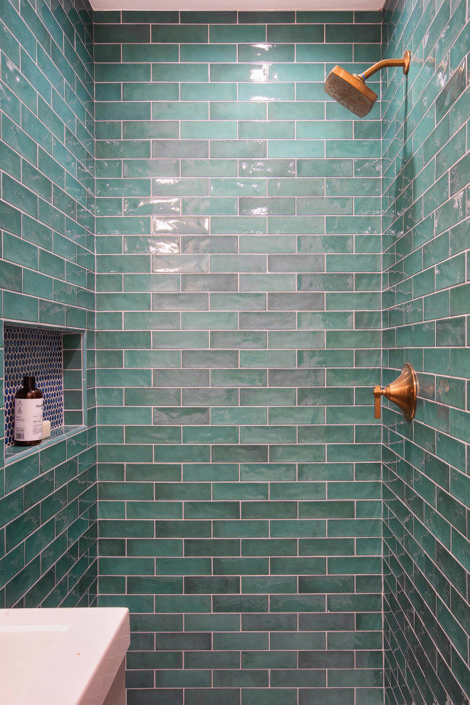 Idéer för att renovera ett litet funkis vit vitt badrum med dusch, med släta luckor, vita skåp, ett fristående badkar, en dusch i en alkov, en toalettstol med separat cisternkåpa, grå kakel, tunnelbanekakel, vita väggar, mosaikgolv, ett integrerad handfat, bänkskiva i akrylsten, grönt golv och dusch med gångjärnsdörr