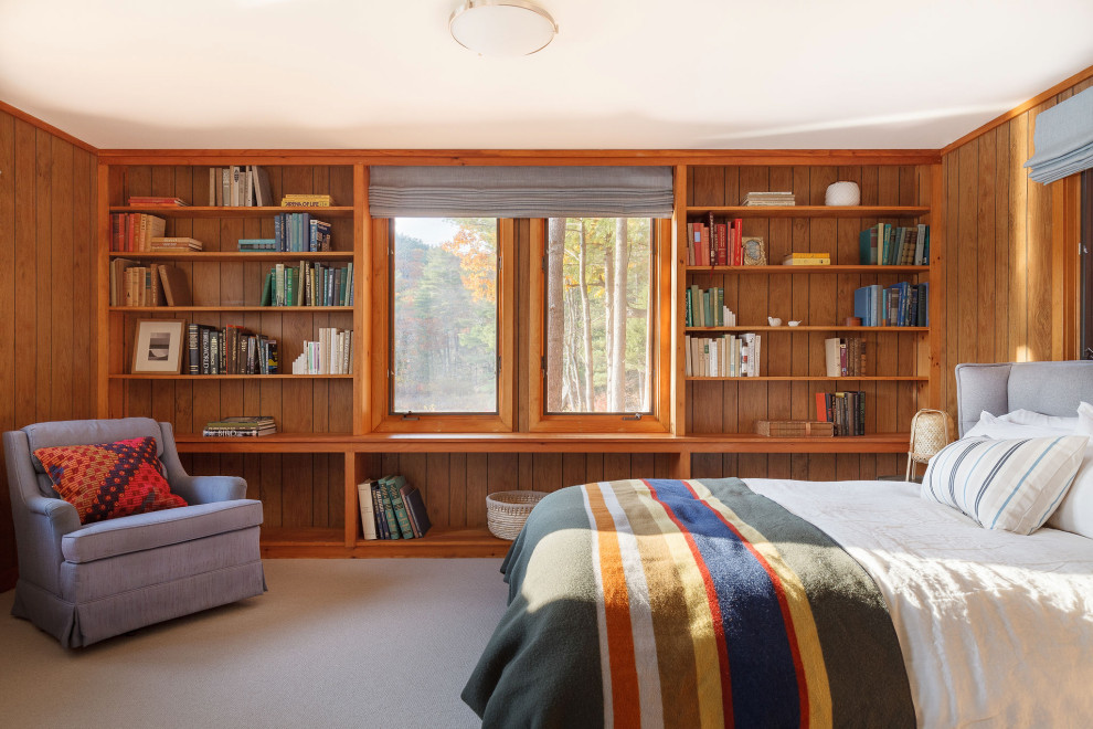 Rustikales Schlafzimmer mit brauner Wandfarbe, Teppichboden, grauem Boden und Holzwänden in Portland Maine