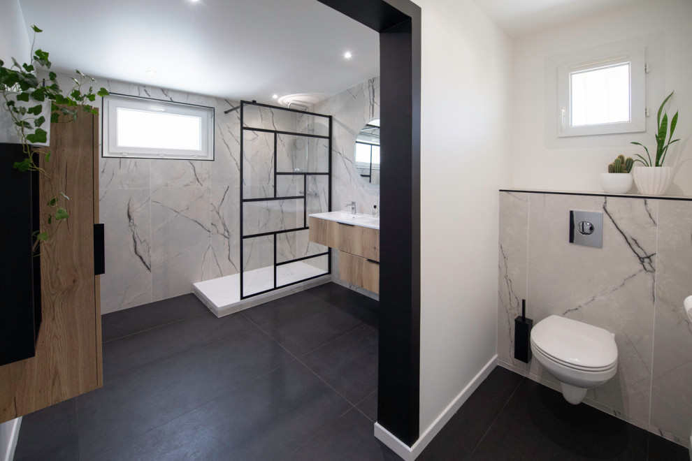 Идея дизайна: главная ванная комната в современном стиле с открытым душем, инсталляцией, керамической плиткой, полом из керамической плитки, консольной раковиной, столешницей из искусственного камня, черным полом, белой столешницей и подвесной тумбой