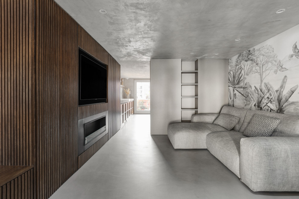 Diseño de sala de estar abierta escandinava de tamaño medio con paredes grises, suelo de cemento, televisor colgado en la pared, suelo gris, bandeja y papel pintado
