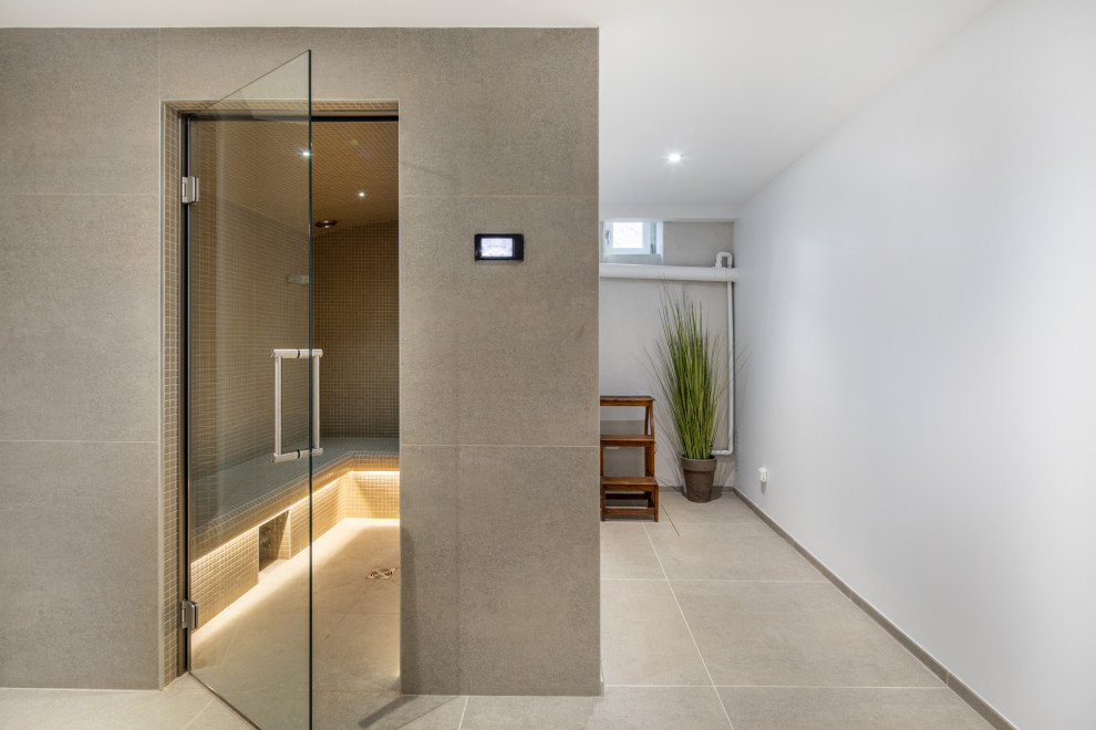 Mittelgroßes Modernes Badezimmer mit hellen Holzschränken, grauen Fliesen, Schieferfliesen, Schieferboden und beigem Boden in Lyon