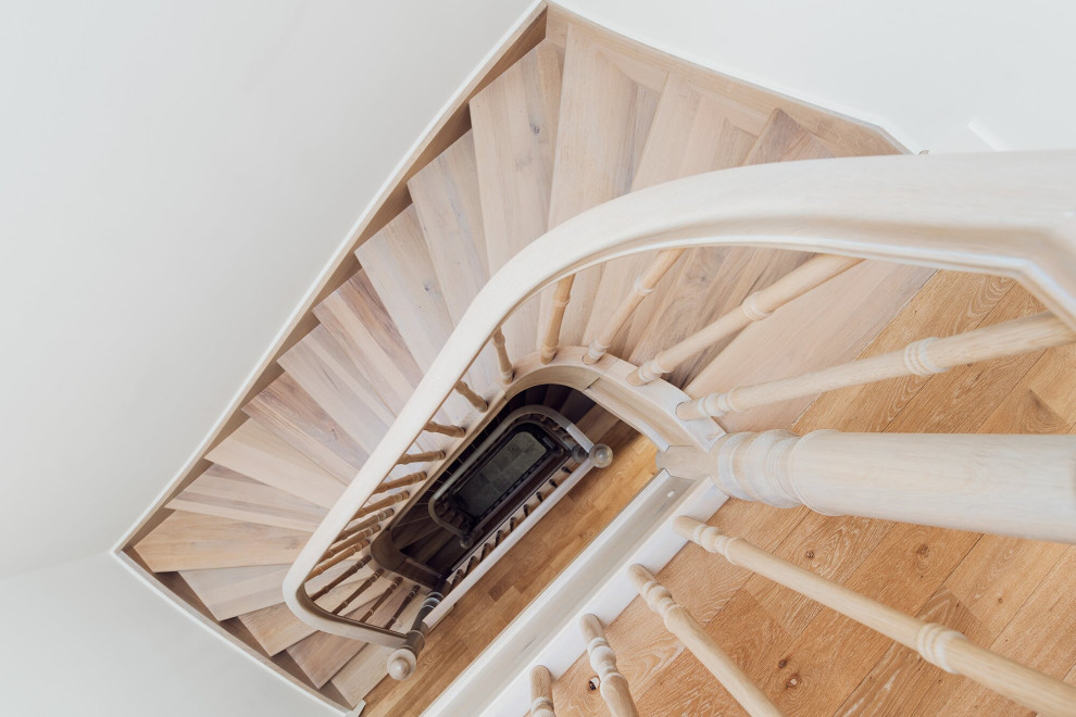 Классическая лестница из дуба с изогнутыми перилами