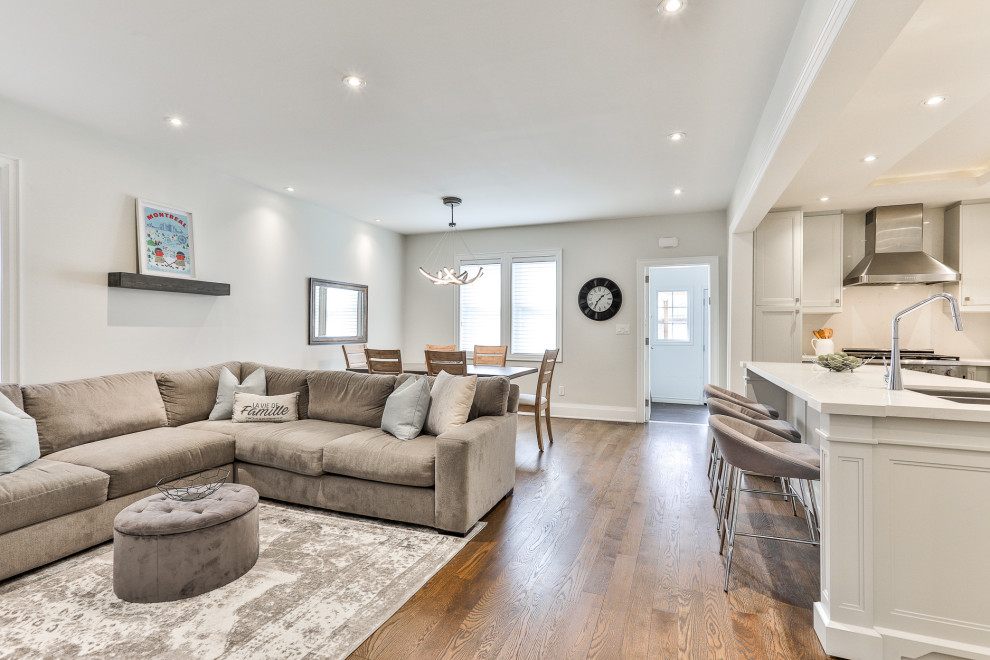 Transitional home design photo in Toronto