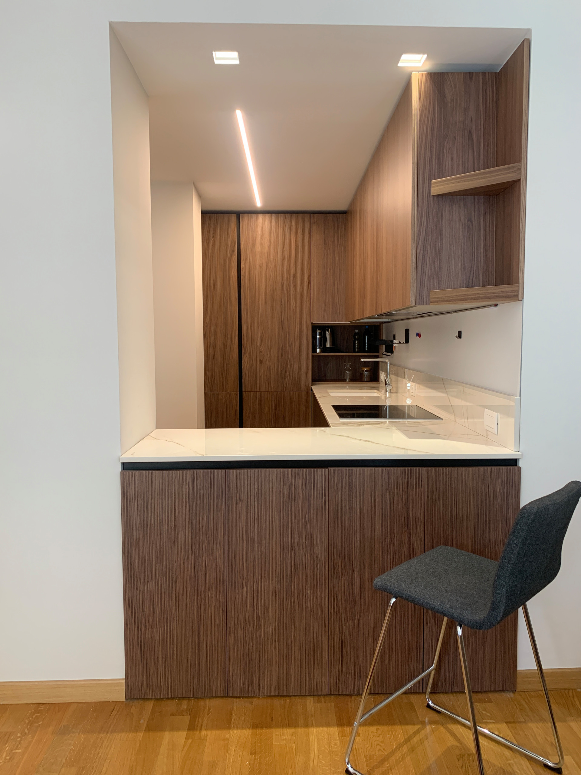 la cucina vista dal soggiorno