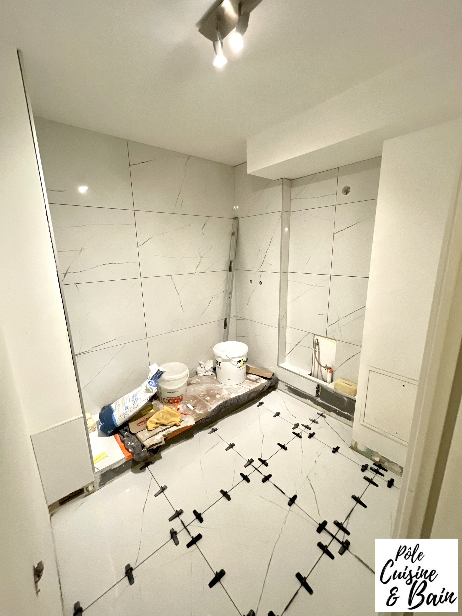 SALLE DE BAIN EN SALLE DE DOUCHE: baignoire transformée en receveur de douche