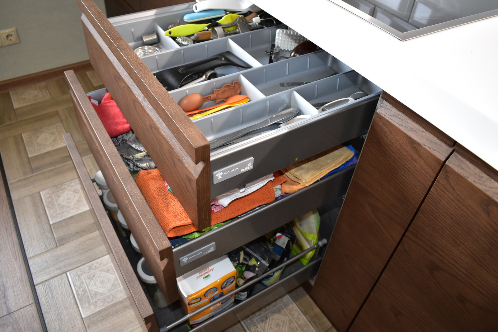 Кухня Пиано с интегрированной ручкой в фасад. Материал шпонированный МДФ