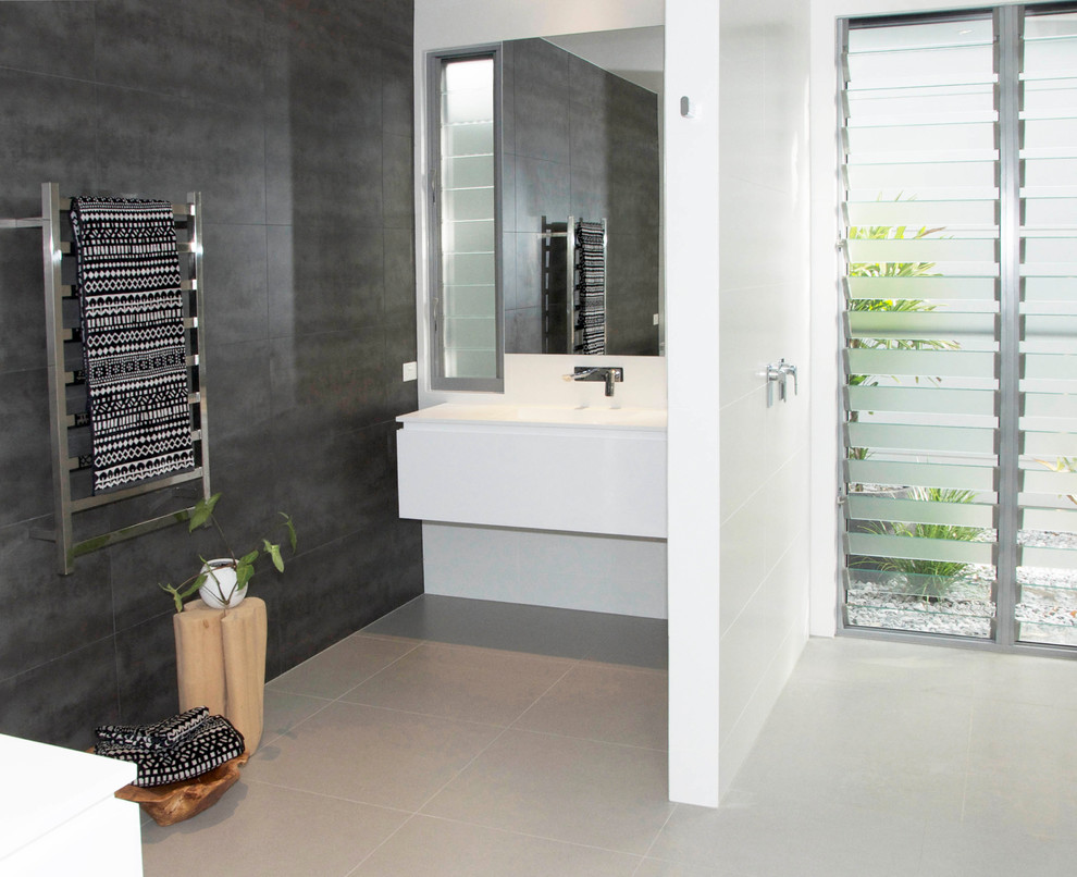 Photo of a contemporary bathroom in Sunshine Coast.