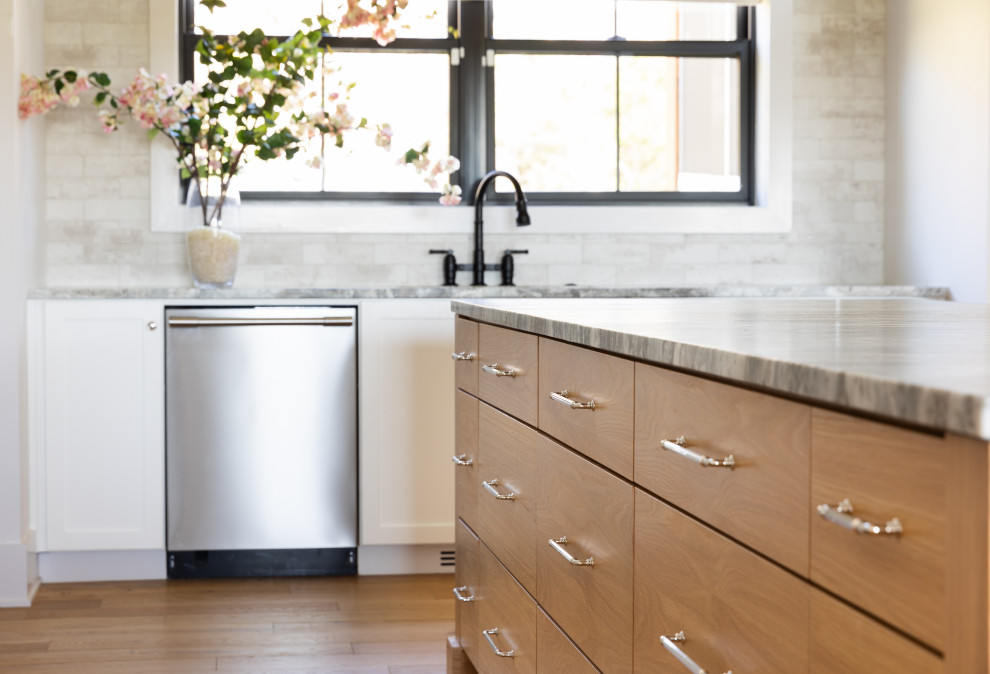 Example of a transitional kitchen design with an island