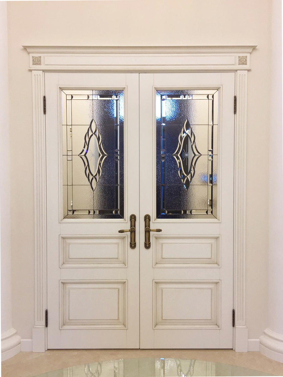 Двери с фацетным витражом