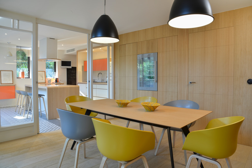 Aménagement d'une salle à manger contemporaine.