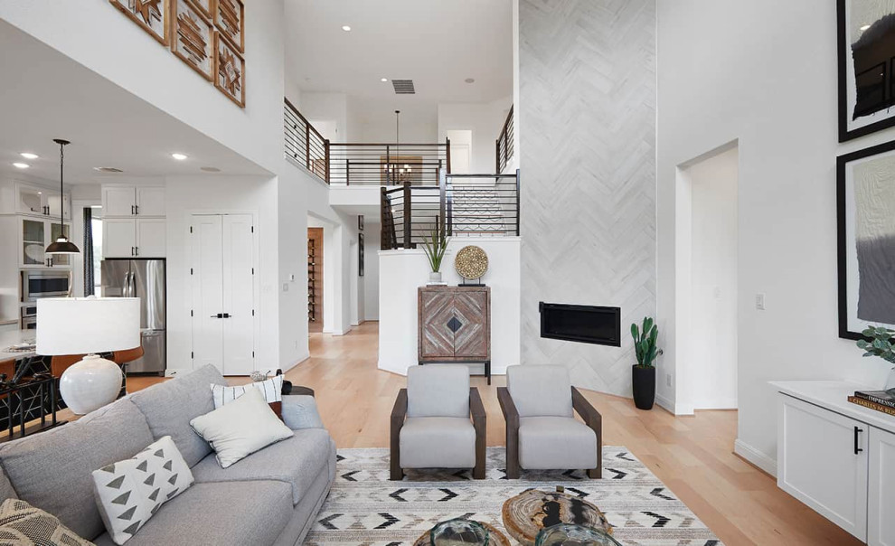 Offenes Modernes Wohnzimmer mit weißer Wandfarbe, Laminat und braunem Boden in Austin