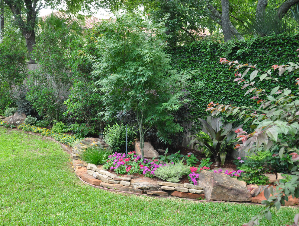 Inspiration for a traditional garden in Houston.