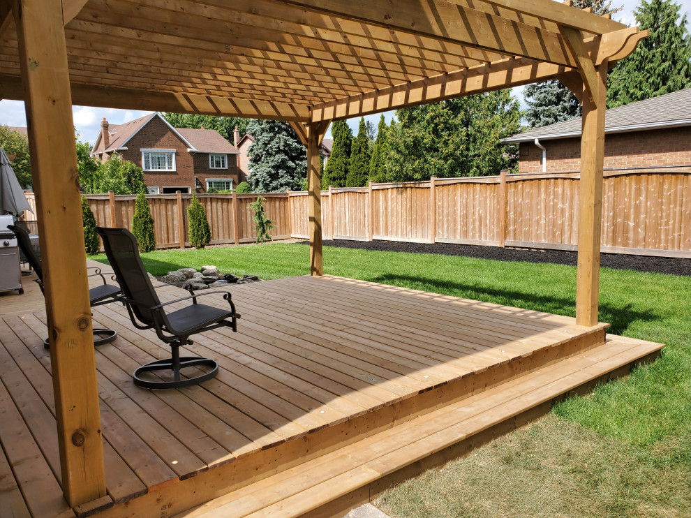 Transitional deck photo in Toronto