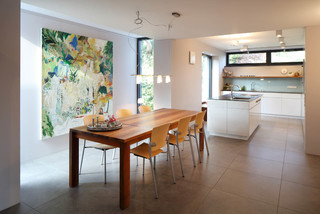 Esszimmer Mit Weisser Wandfarbe Und Porzellan Bodenfliesen Ideen Design Bilder Houzz