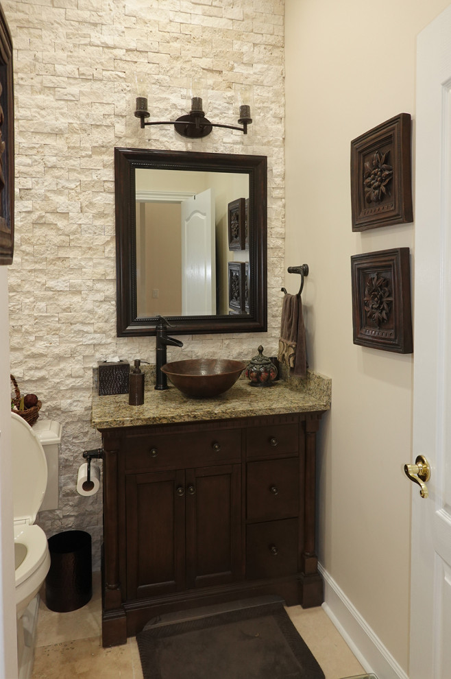 Источник вдохновения для домашнего уюта: ванная комната в стиле рустика с настольной раковиной и тумбой под одну раковину
