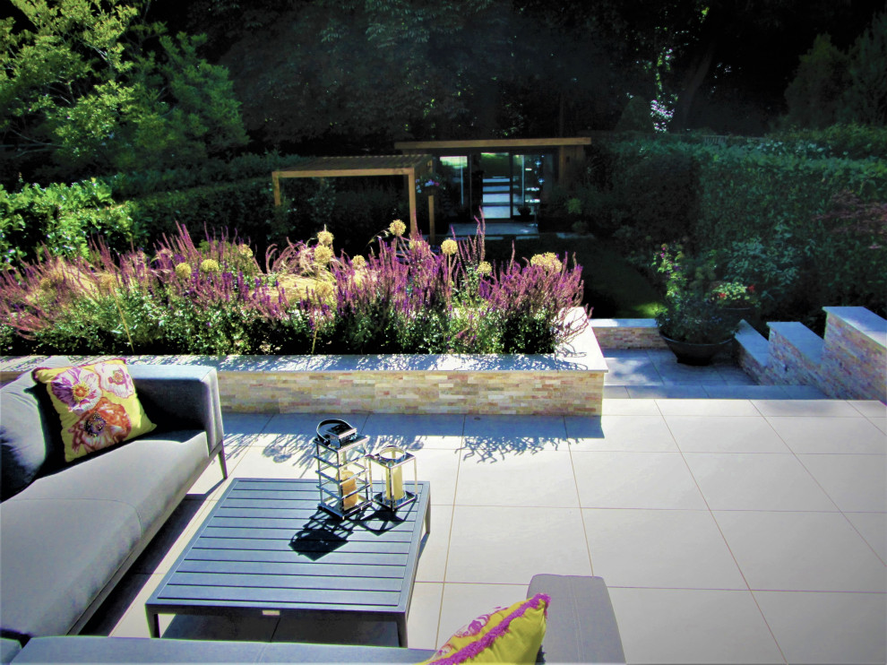 Example of an eclectic backyard patio design in Buckinghamshire