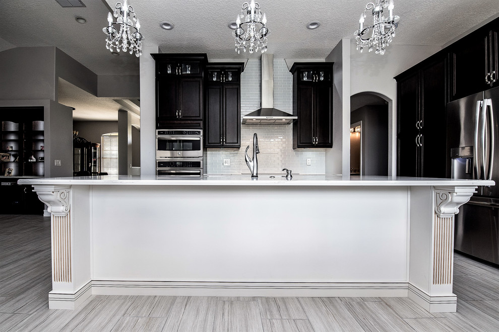 Kitchen - transitional kitchen idea in Orlando