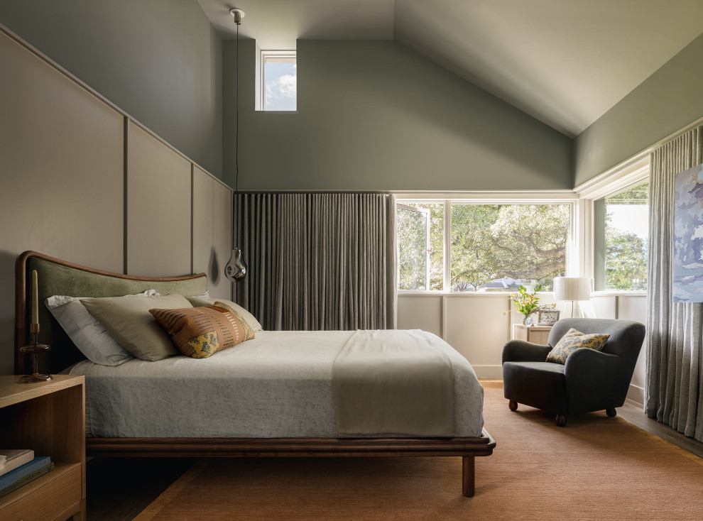 Cette image montre une chambre design avec un mur vert, un sol en bois brun, un sol marron et un plafond voûté.