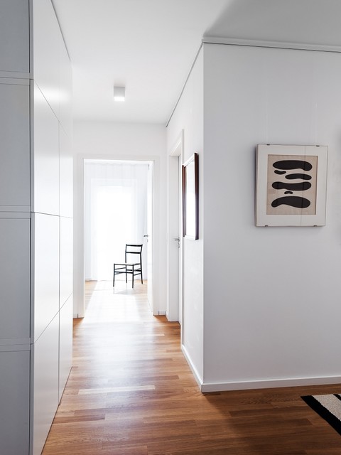 Innenausbau einer Wohnung bei Frankfurt am Main contemporaneo-corridoio
