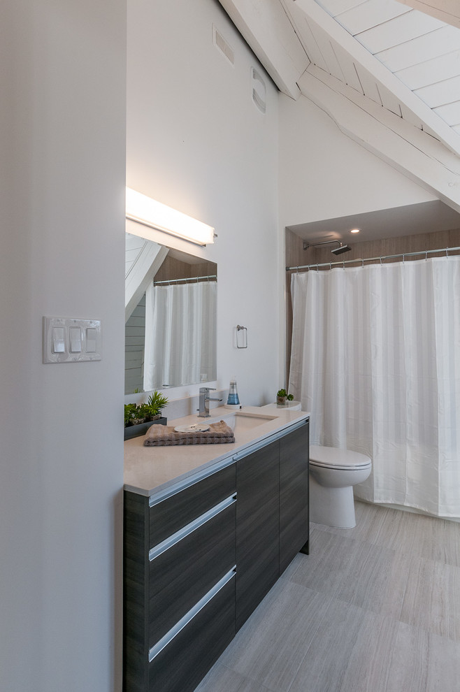 Inspiration for a transitional home design remodel in Toronto