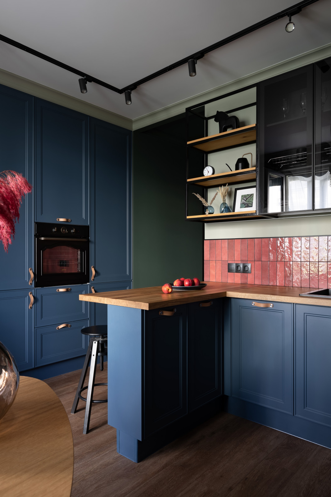 Квартира с голубой кухней и детской с шалашом