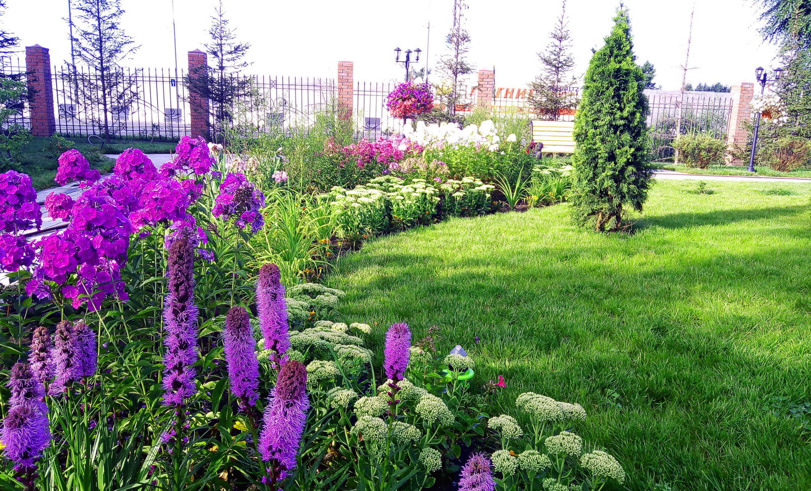 Цветники на территории храма