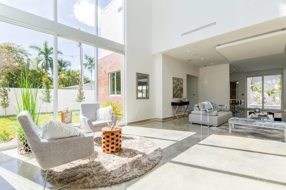 Large modern sunroom in Miami with concrete floors and grey floor.