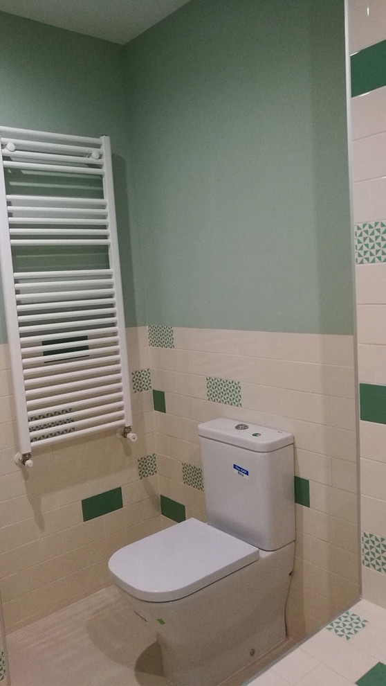 Inspiration for a modern bathroom in Madrid.