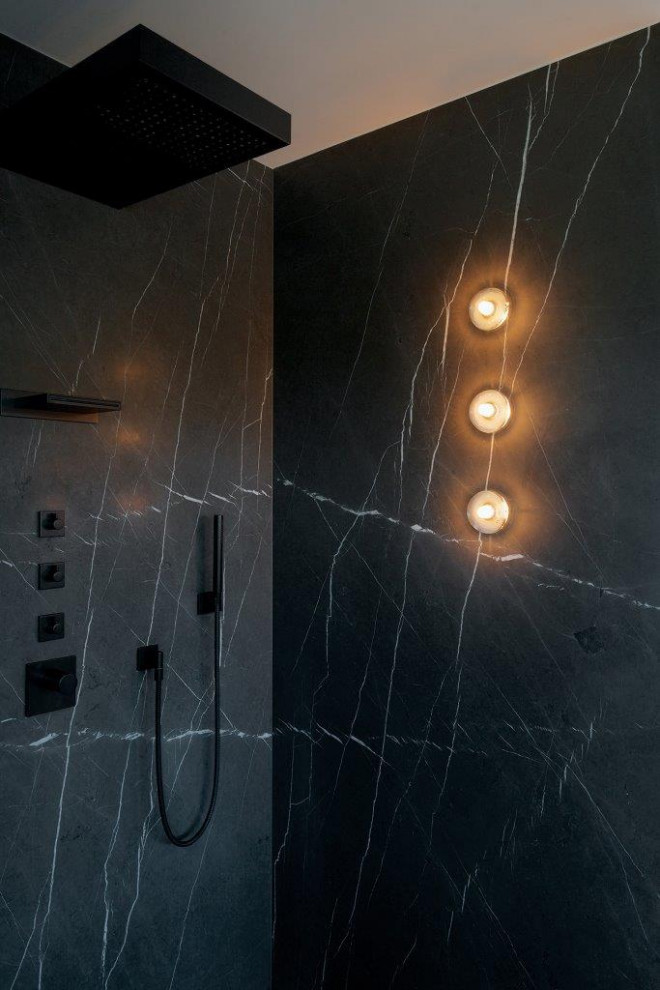 Exempel på ett mycket stort modernt vit vitt badrum med dusch, med luckor med infälld panel, skåp i mörkt trä, ett fristående badkar, en öppen dusch, svart kakel, marmorkakel, svarta väggar, marmorgolv, marmorbänkskiva, svart golv och med dusch som är öppen