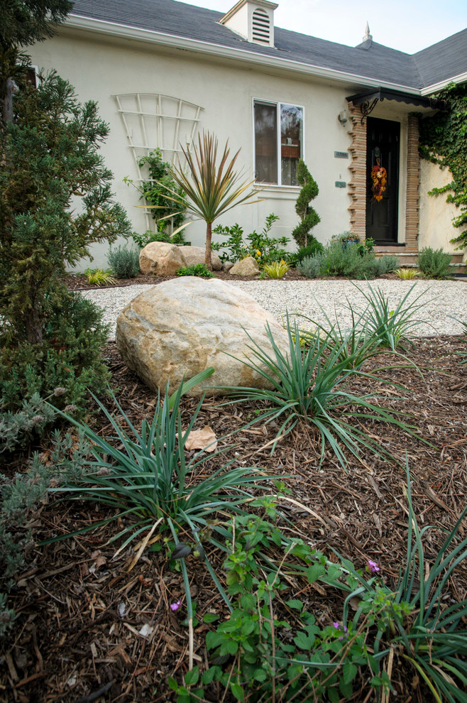 Photo of a mid-sized traditional front yard partial sun garden in Los Angeles with a garden path and mulch.