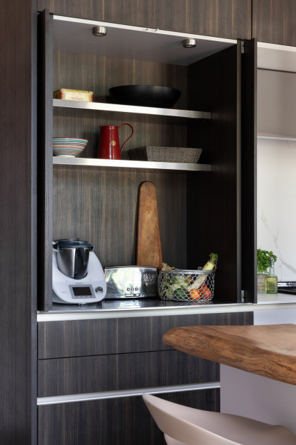 A stately kitchen nyklassisk-koekken