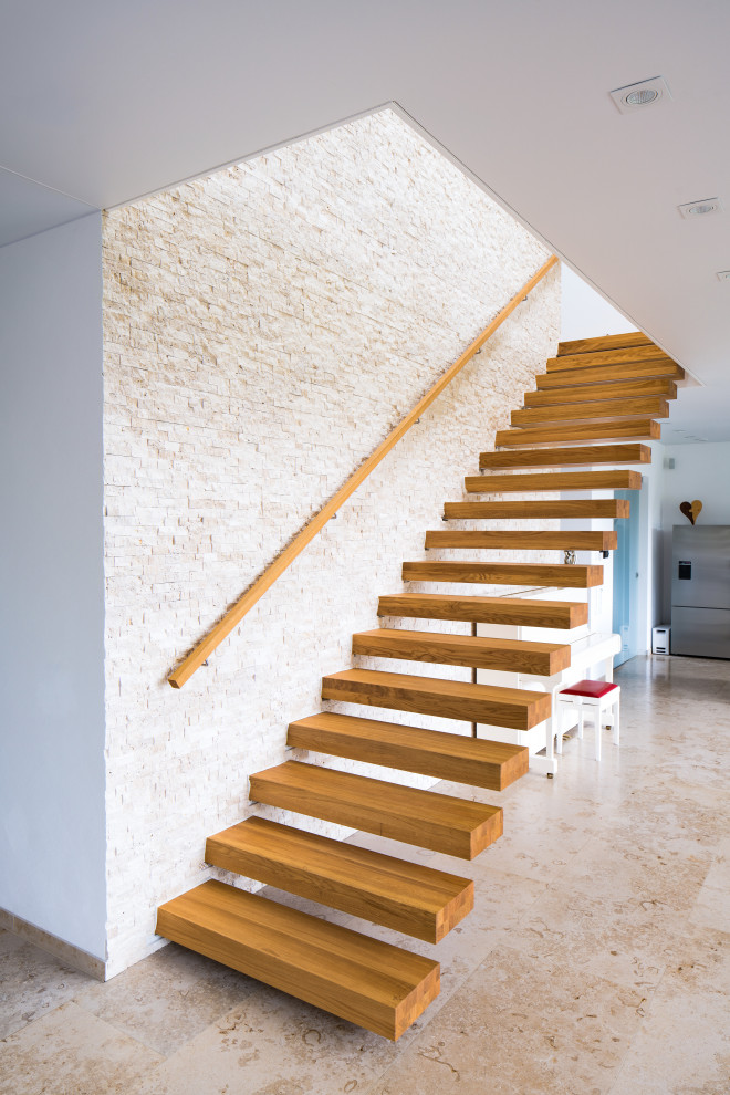 Aménagement d'un très grand escalier droit contemporain avec des marches en bois et un garde-corps en bois.