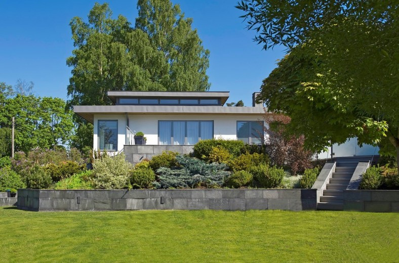 Foto de fachada de casa blanca y gris escandinava extra grande de dos plantas con tejado plano y tejado de metal