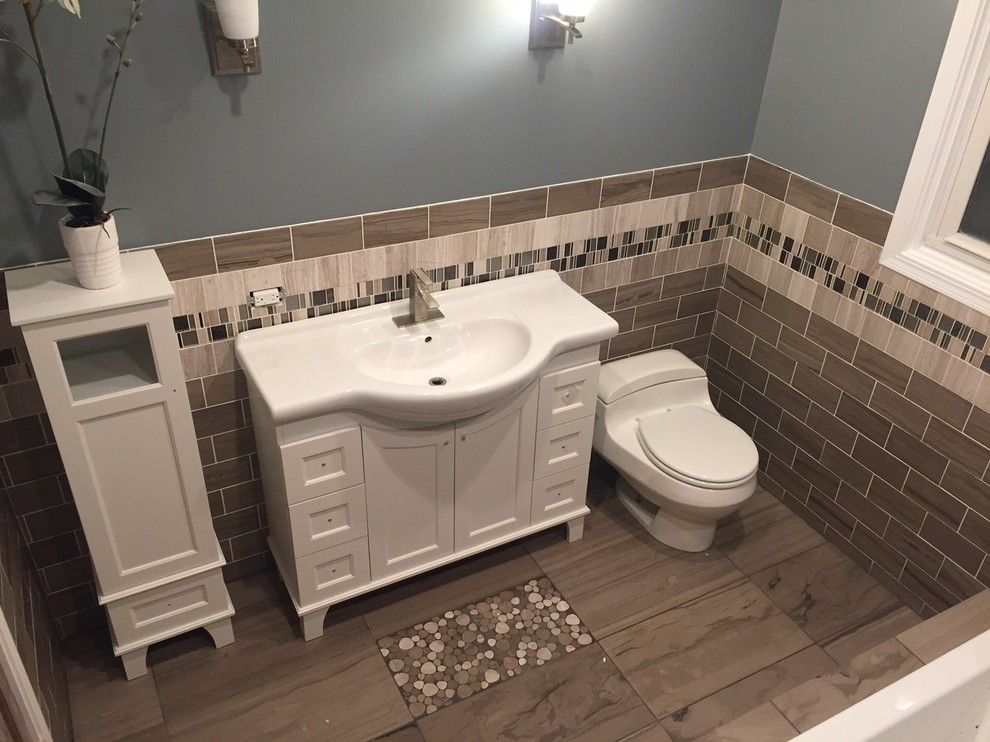 Example of a transitional bathroom design in Chicago