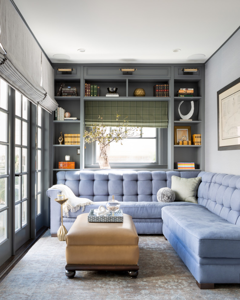 Idee per un soggiorno chic con pareti blu, TV a parete e carta da parati